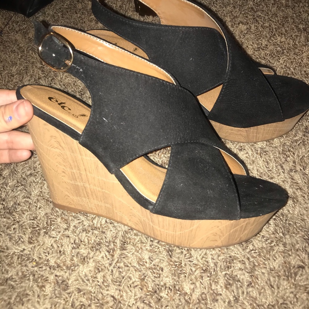 Black wedges